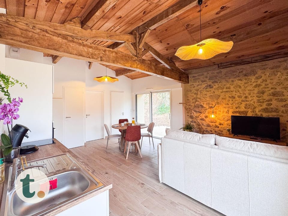 TV and multimedia, Living room, Seating area, Dining area