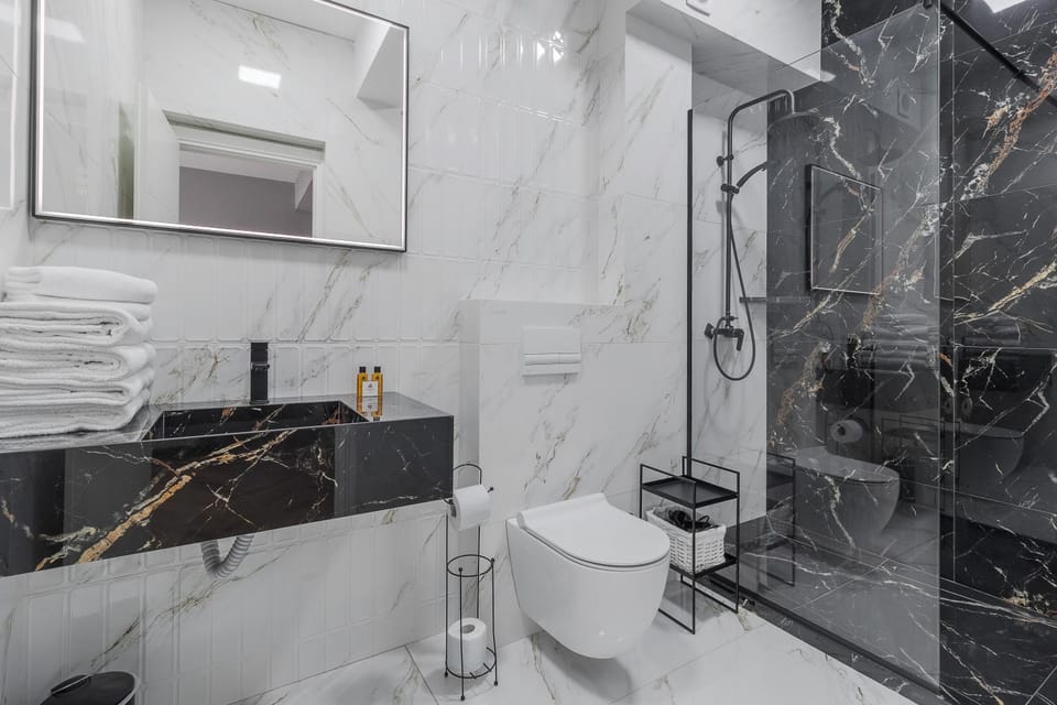 Shower, Toilet, Bathroom, towels