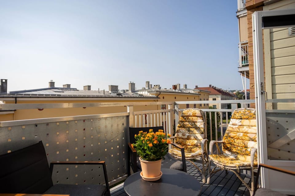 Modern 3 bedroom apartment - 4 minute walk from metro - top floor baclony view Apartment in Oslo