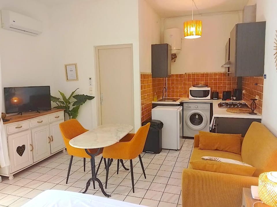 Communal lounge/ TV room, TV and multimedia, Kitchen or kitchenette, Living room, Seating area, Dining area, oven, stove, toaster, washing machine, air conditioner