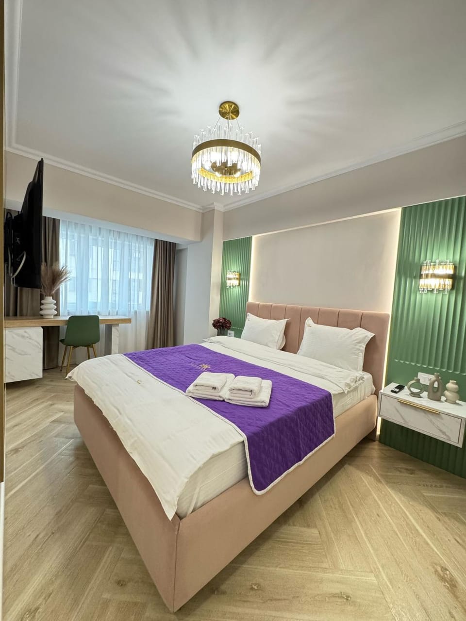 Bed, TV and multimedia, Photo of the whole room, Bedroom, towels