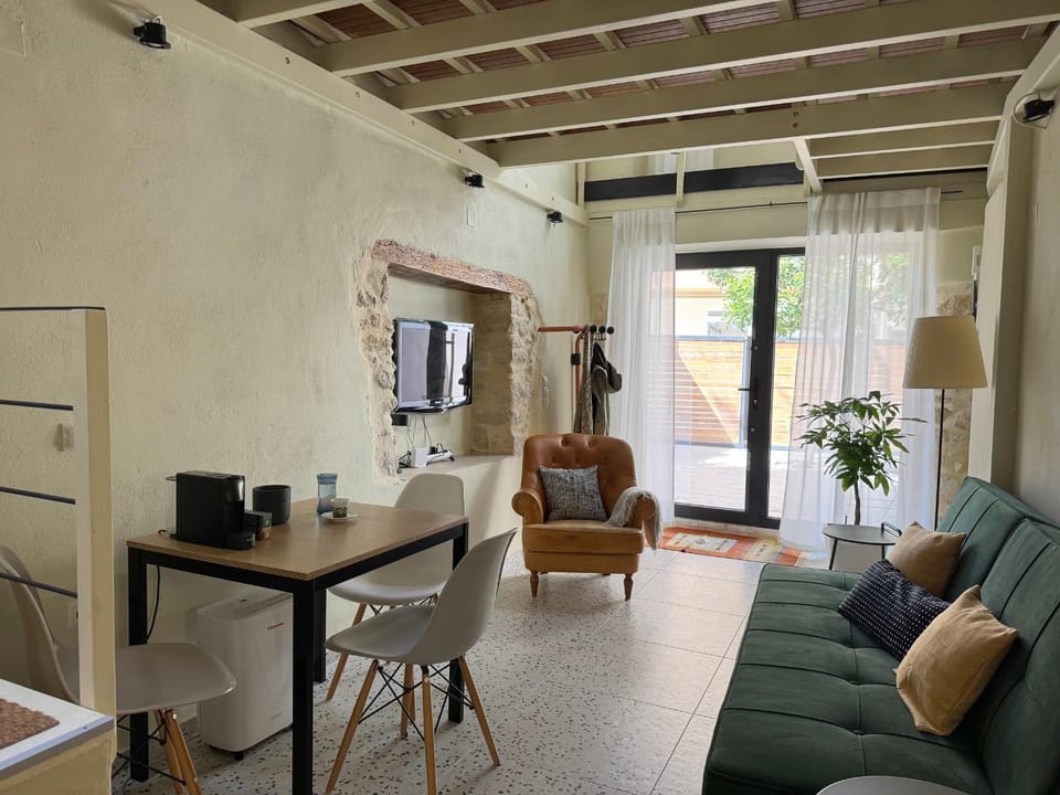 TV and multimedia, Living room, Seating area, Dining area