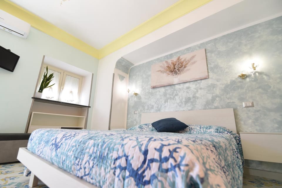 TV and multimedia, Photo of the whole room, Bedroom, air conditioner