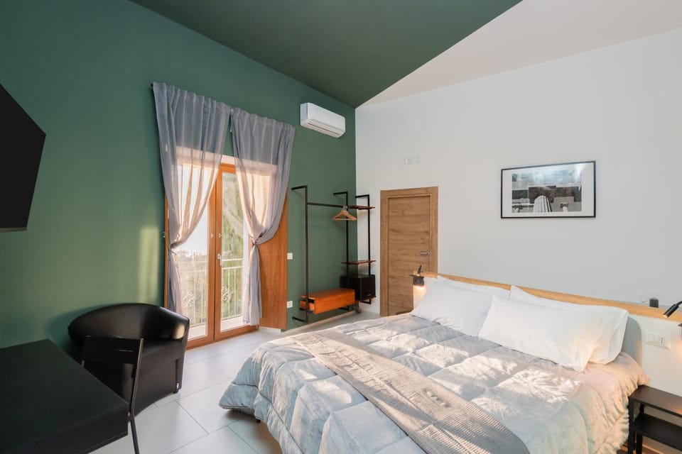 Bed, Bedroom, wardrobe, air conditioner
