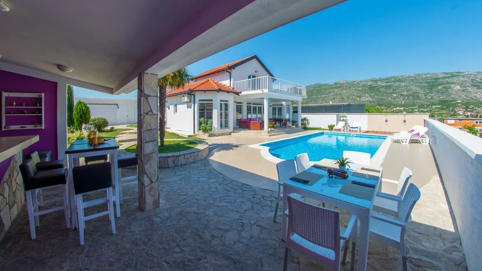Patio, Day, Natural landscape, Hot Tub, View (from property/room), Balcony/Terrace, Dining area, Mountain view, Pool view, Swimming pool, Swimming pool, sunbed