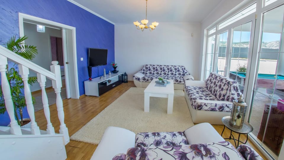 Communal lounge/ TV room, Bed, TV and multimedia, Living room, Photo of the whole room, Seating area, Evening entertainment, Bedroom