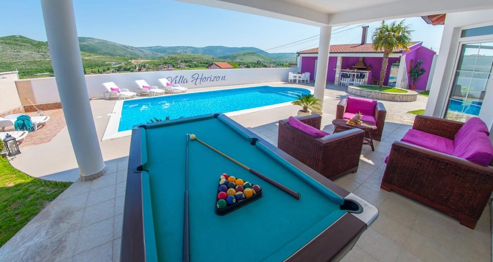 Patio, Communal lounge/ TV room, Day, Natural landscape, View (from property/room), Balcony/Terrace, Living room, Seating area, Evening entertainment, Mountain view, Pool view, Swimming pool, Swimming pool, sunbed