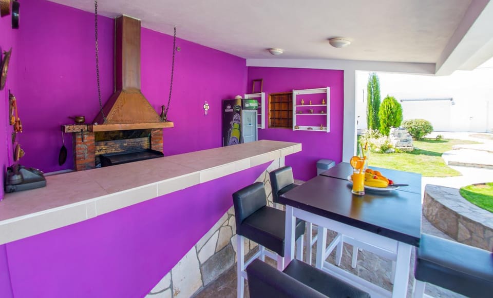 Kitchen or kitchenette, Living room, Food and drinks, Seating area, Dining area, Food, minibar