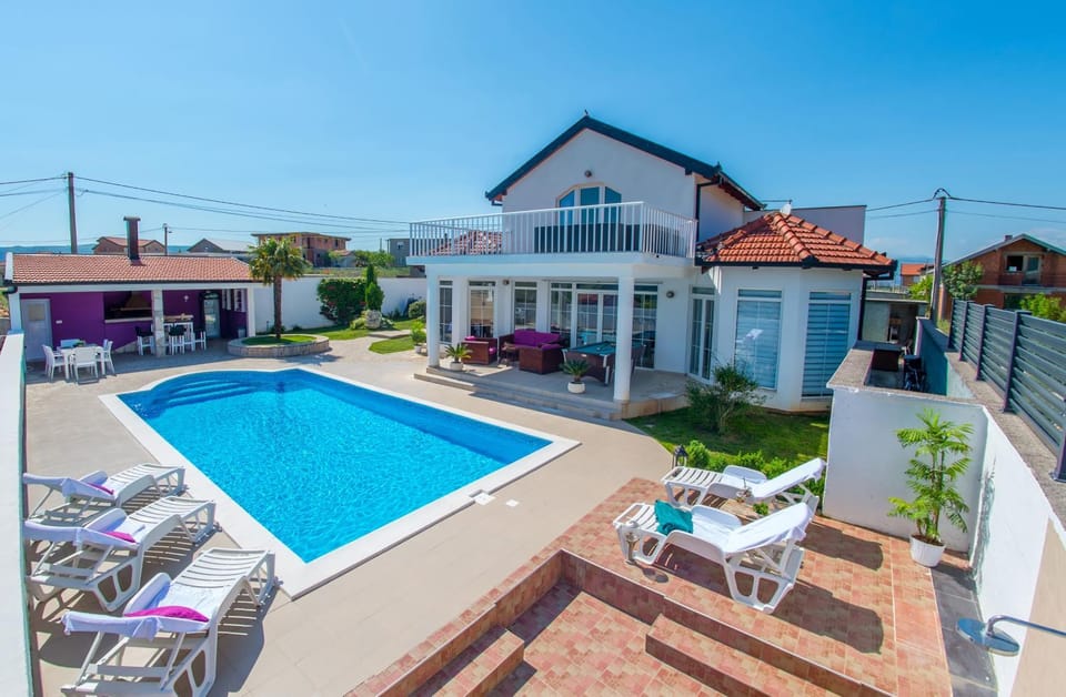 Property building, Patio, Day, Garden, Garden view, Pool view, Swimming pool, Swimming pool, sunbed