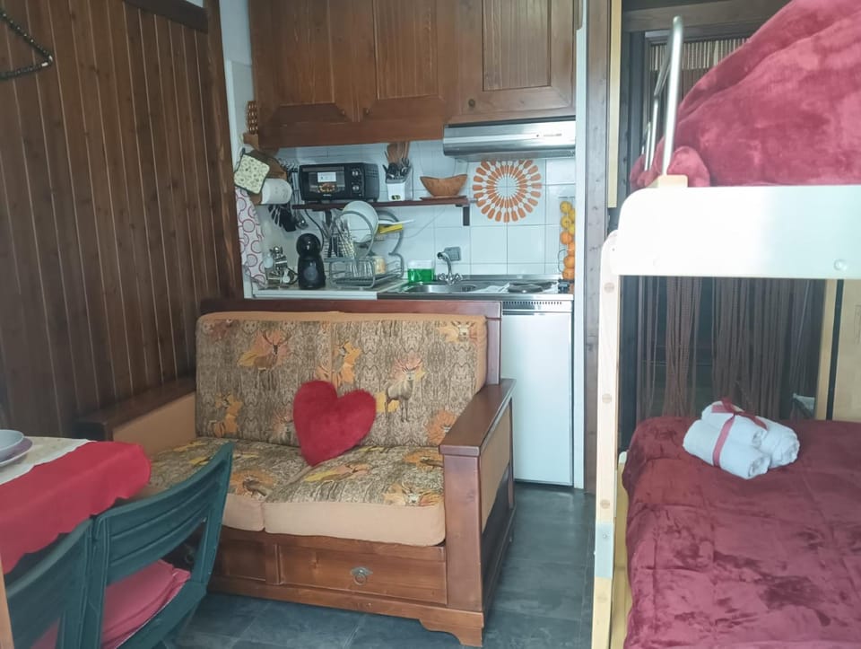 Coffee/tea facilities, Kitchen or kitchenette, Living room, Photo of the whole room, Seating area, Dining area, Bedroom, oven, pet friendly, stove