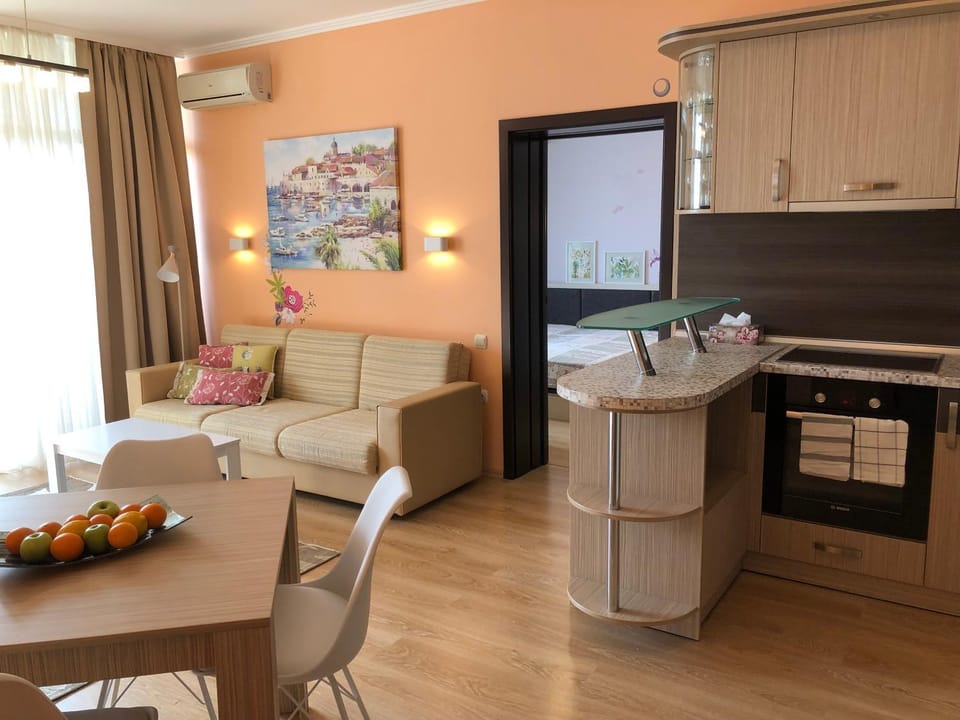 Communal lounge/ TV room, TV and multimedia, Living room, Seating area, Dining area, Sea view, minibar, stove