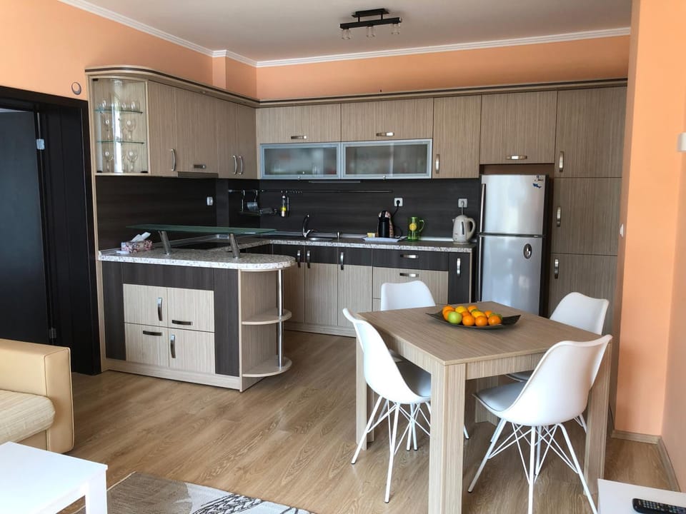 Kitchen or kitchenette, Living room, Seating area, Dining area, oven, stove