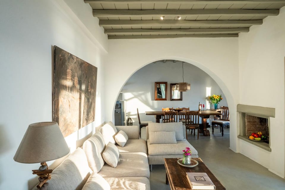 Living room, Seating area, Dining area, fireplace