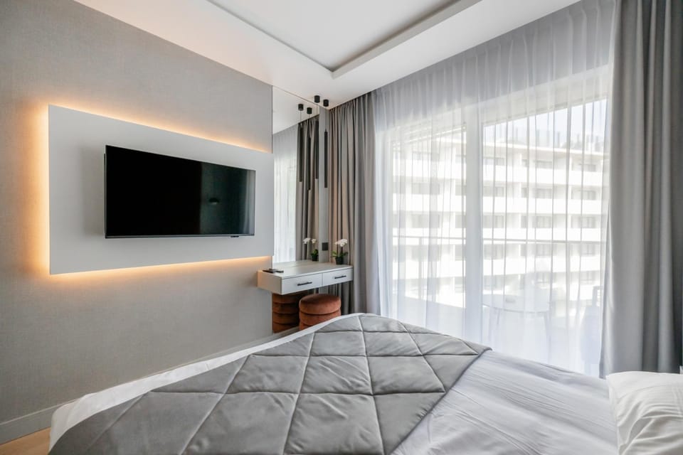 Bed, TV and multimedia, Photo of the whole room, Bedroom