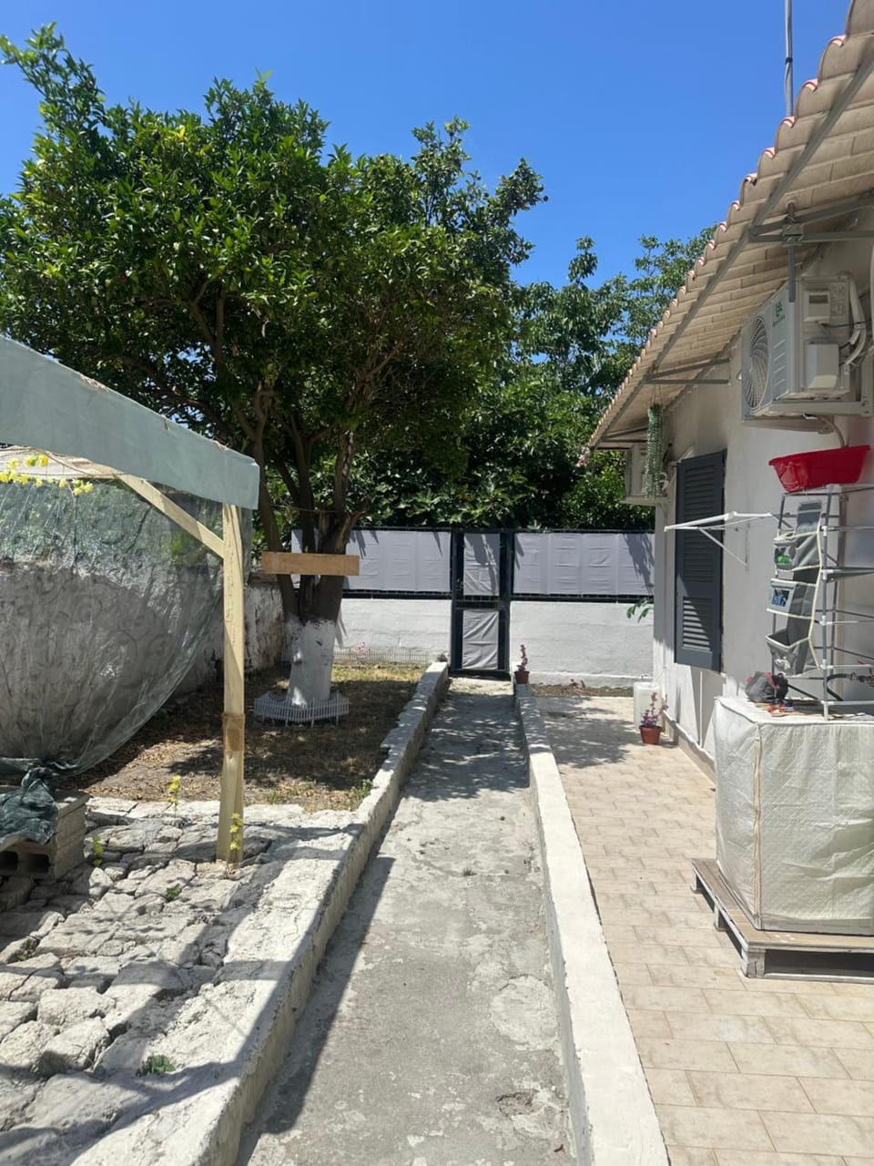 Property building, Patio, Day, Garden, Garden view