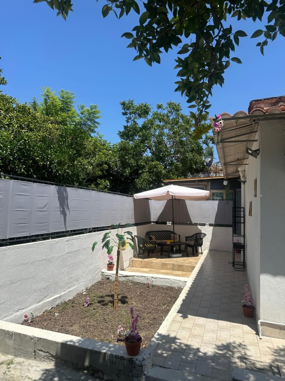 Property building, Patio, Day, Garden, Garden view