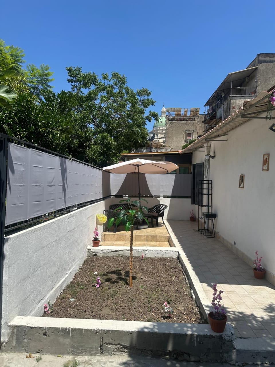 Property building, Patio, Day, Garden, Garden view