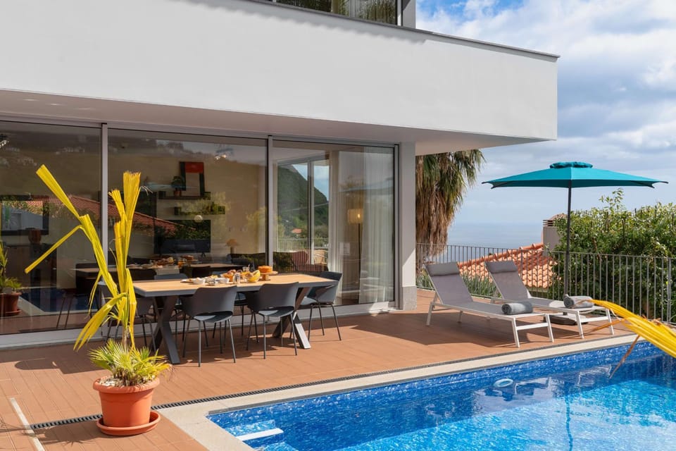Property building, Day, Balcony/Terrace, Swimming pool, sunbed
