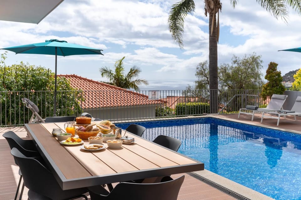 Property building, Day, Dining area, Swimming pool, sunbed