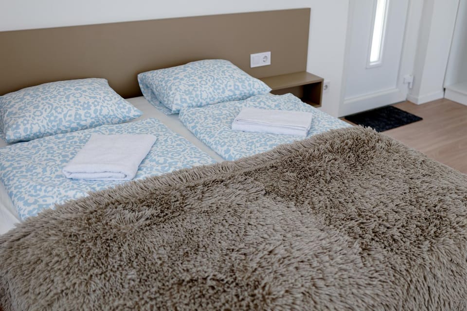 Bed, Photo of the whole room, Bedroom, towels