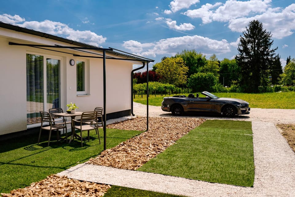 Property building, Day, Garden, Balcony/Terrace, Garden view, Parking