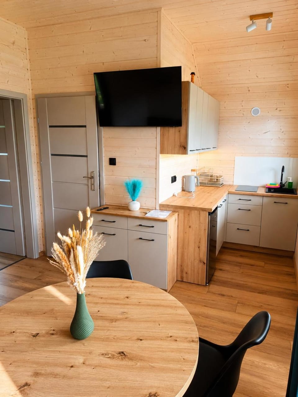 TV and multimedia, Kitchen or kitchenette, Dining area, stove