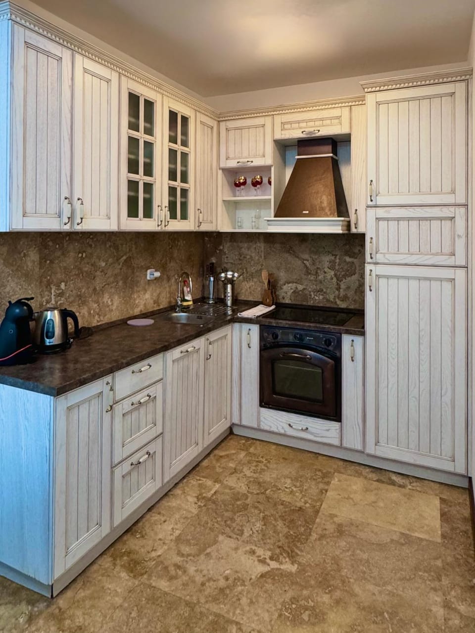 Kitchen or kitchenette, dishwasher, stove