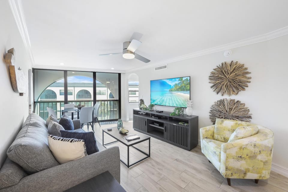 Fifth floor condo with pools, spas, tennis and dining House in Marco Island