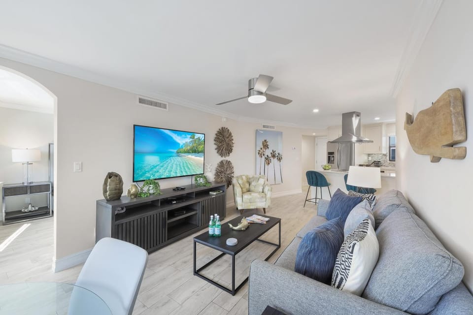 Fifth floor condo with pools, spas, tennis and dining House in Marco Island