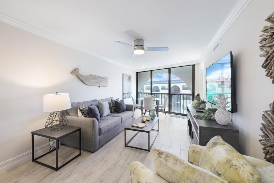 Fifth floor condo with pools, spas, tennis and dining House in Marco Island