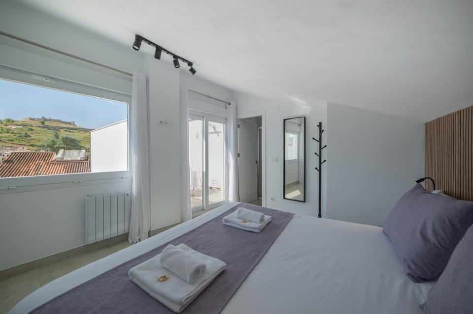 Bed, Photo of the whole room, Bedroom, internet, towels, wardrobe