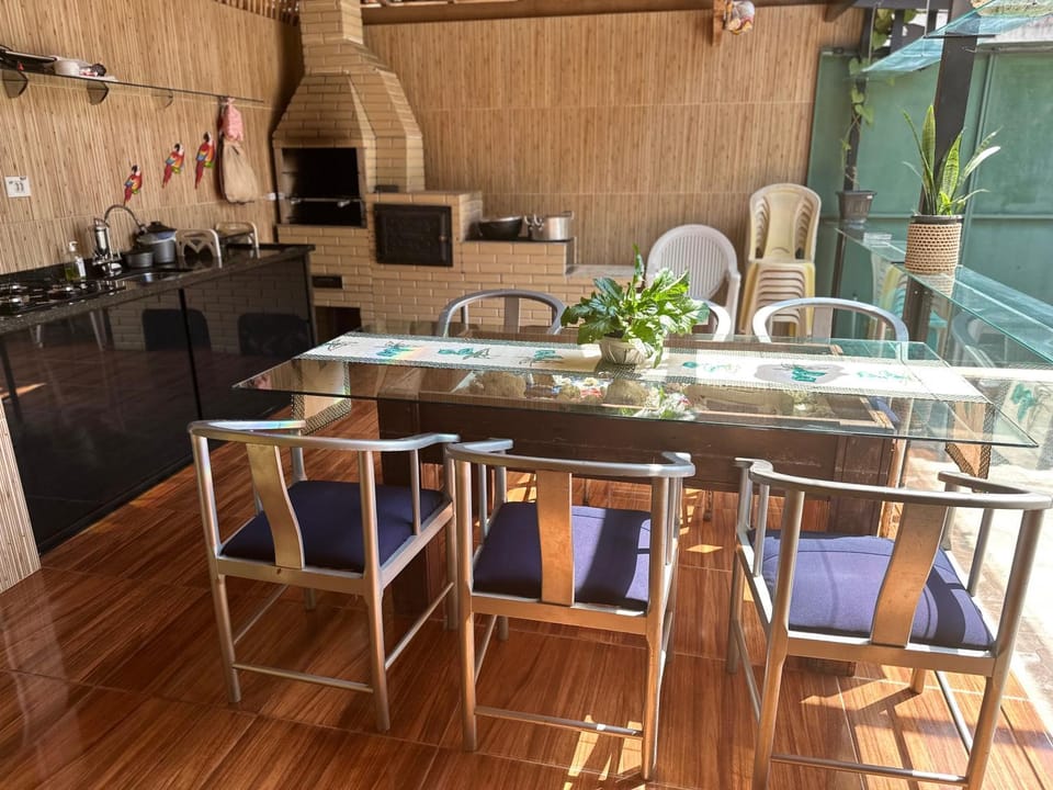 Kitchen or kitchenette, Seating area, Dining area