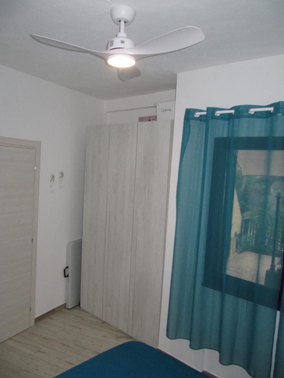 Photo of the whole room, Bedroom, wardrobe