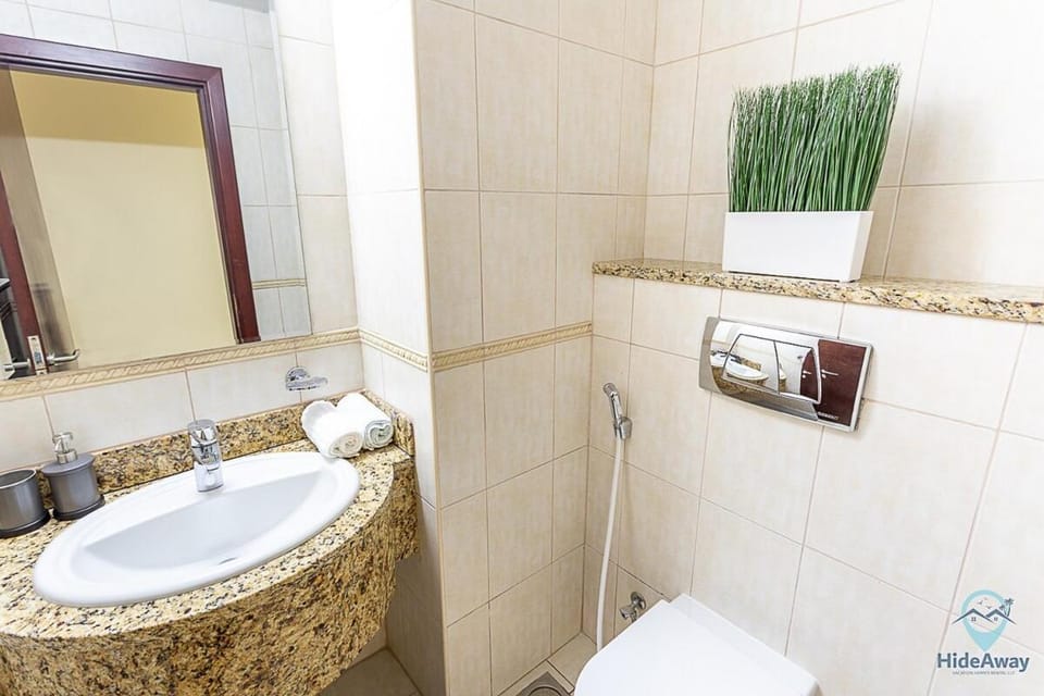 1 BR Blue Chic Dubai Marina, Steps to Beach! Apartment in Dubai