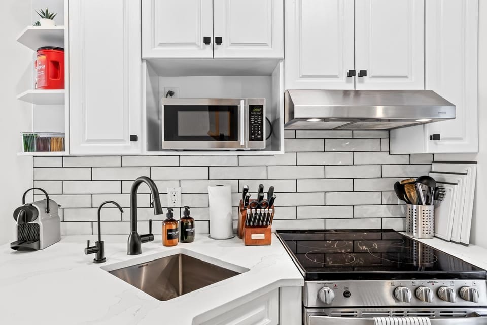 Coffee/tea facilities, microwave, stove, kitchen