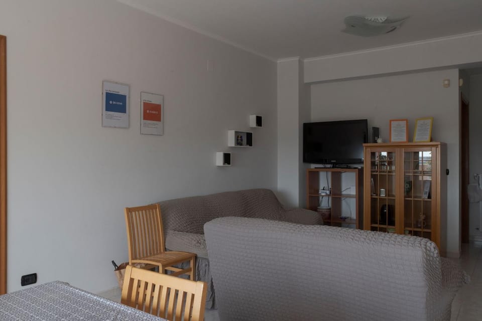 Communal lounge/ TV room, TV and multimedia, Living room, Seating area, Evening entertainment, internet