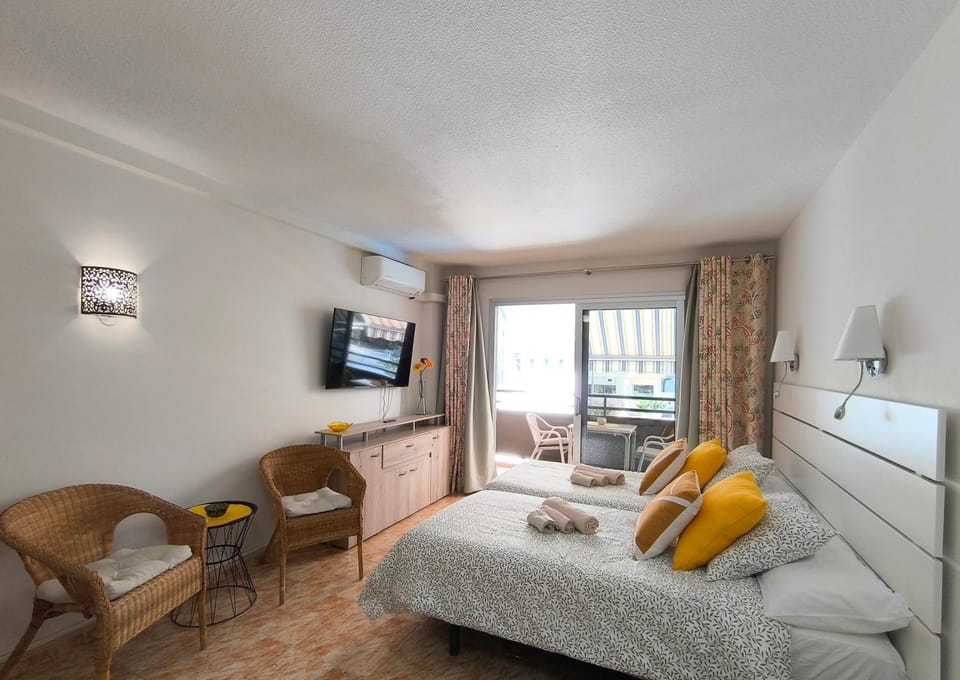 Bed, TV and multimedia, Living room, Photo of the whole room, Seating area, Bedroom