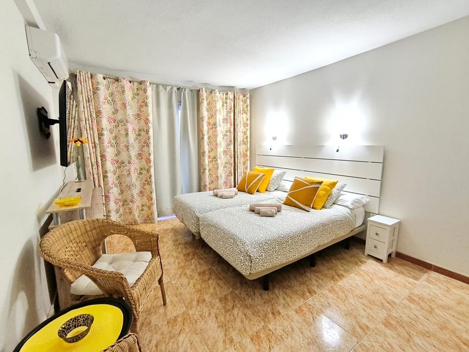 Bed, TV and multimedia, Living room, Photo of the whole room, Seating area, Bedroom, internet, towels