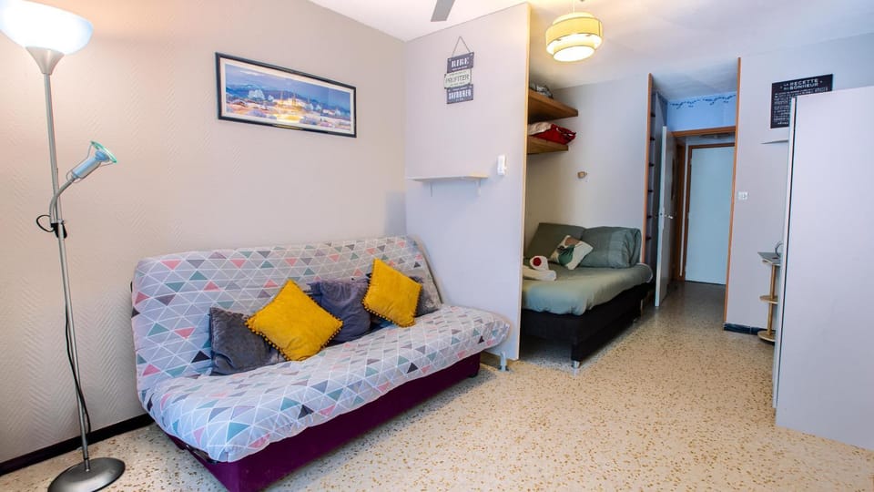 Bed, Living room, Photo of the whole room