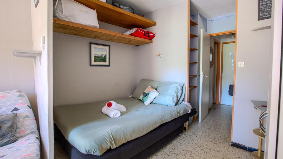 Bed, Photo of the whole room, towels