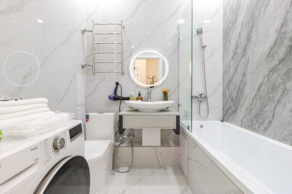 Shower, Bathroom, Photo of the whole room, Bedroom, Bath, towels, washing machine, dryer