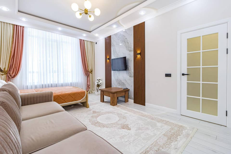 Bed, TV and multimedia, Living room, Photo of the whole room, Seating area, Bedroom