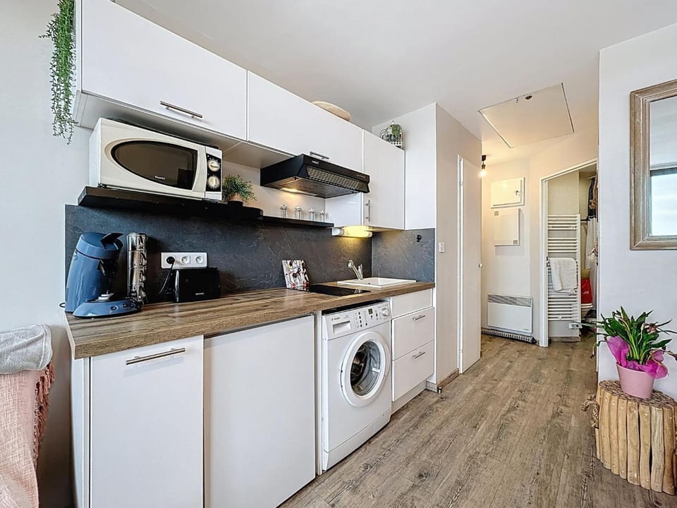 Kitchen or kitchenette