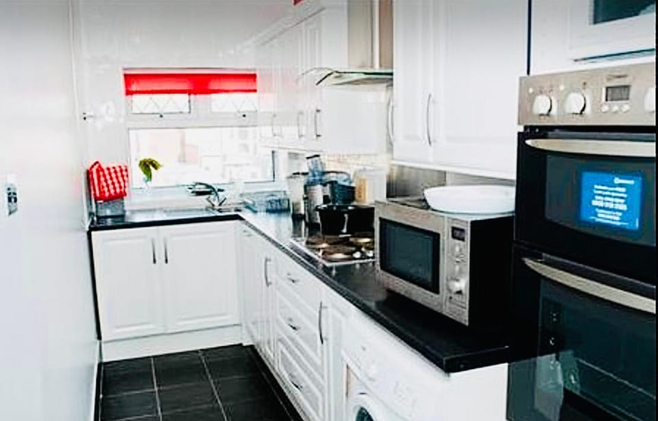 Coffee/tea facilities, Kitchen or kitchenette, oven, stove