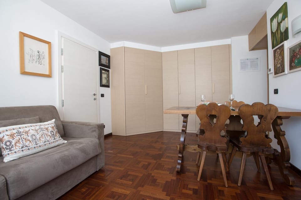 Living room, Seating area, Dining area, wardrobe