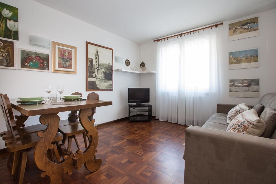 TV and multimedia, Living room, Seating area, Dining area