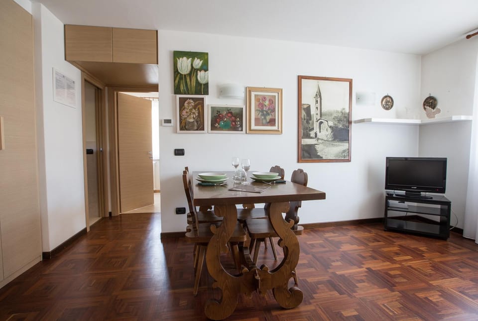 TV and multimedia, Seating area, Dining area