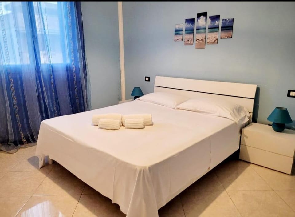 Bed, Photo of the whole room, towels
