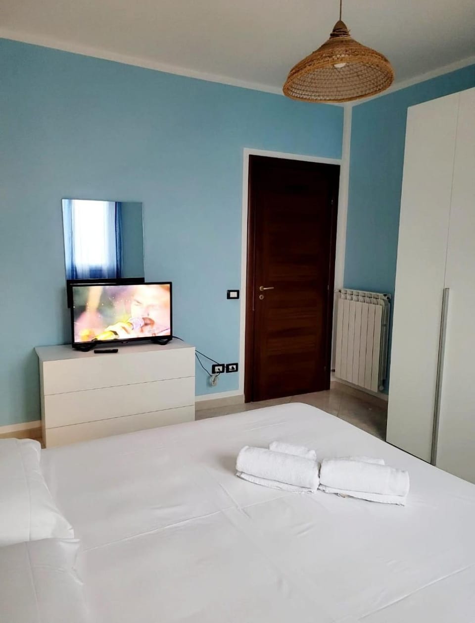 Bed, TV and multimedia, Photo of the whole room, Bedroom, towels