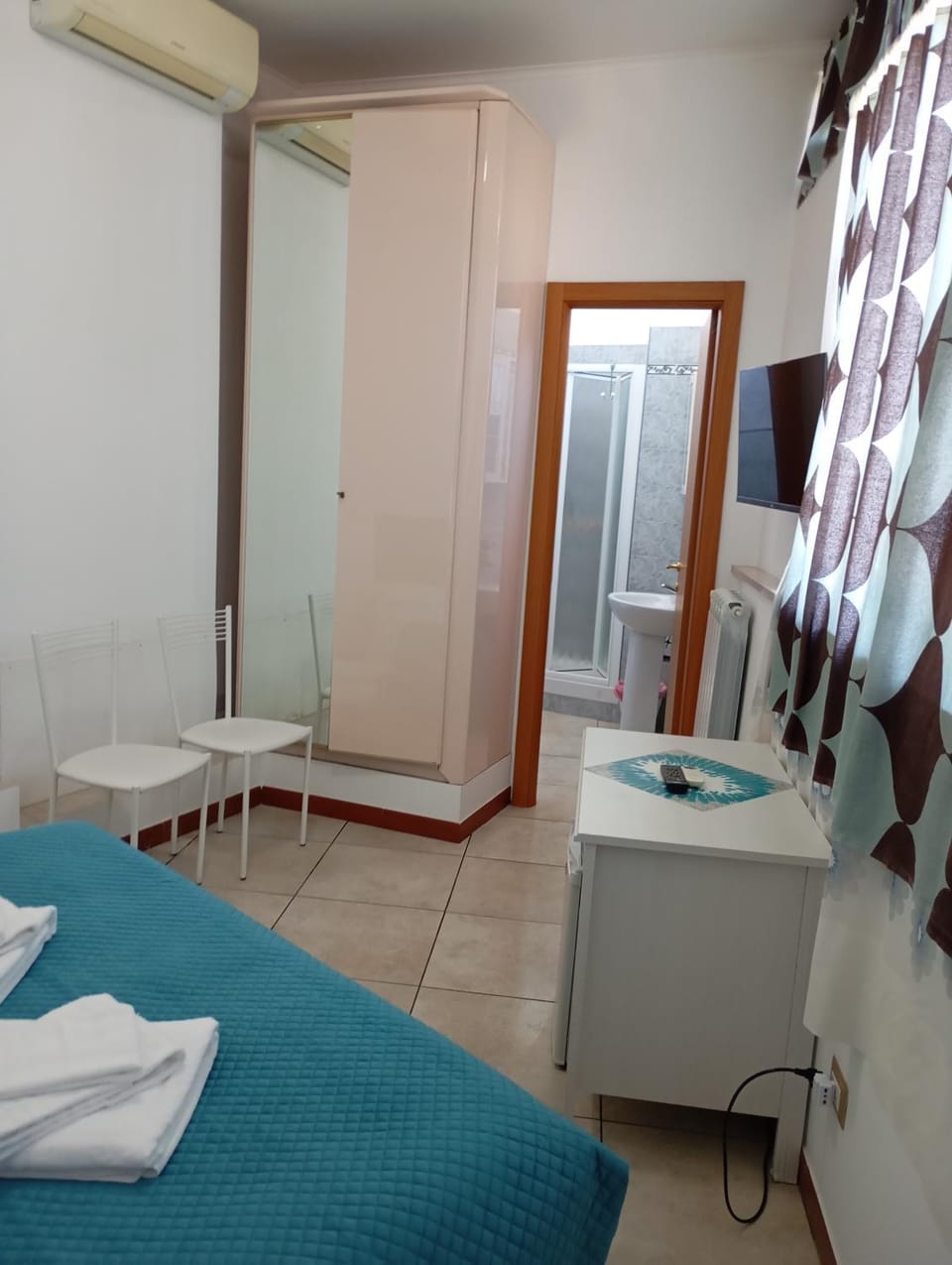 Bed, Bathroom, Bedroom, air conditioner
